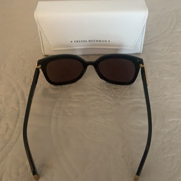 Frieda Rothman Over Size Black w/ Gold Sunglasses - Picture 6 of 7